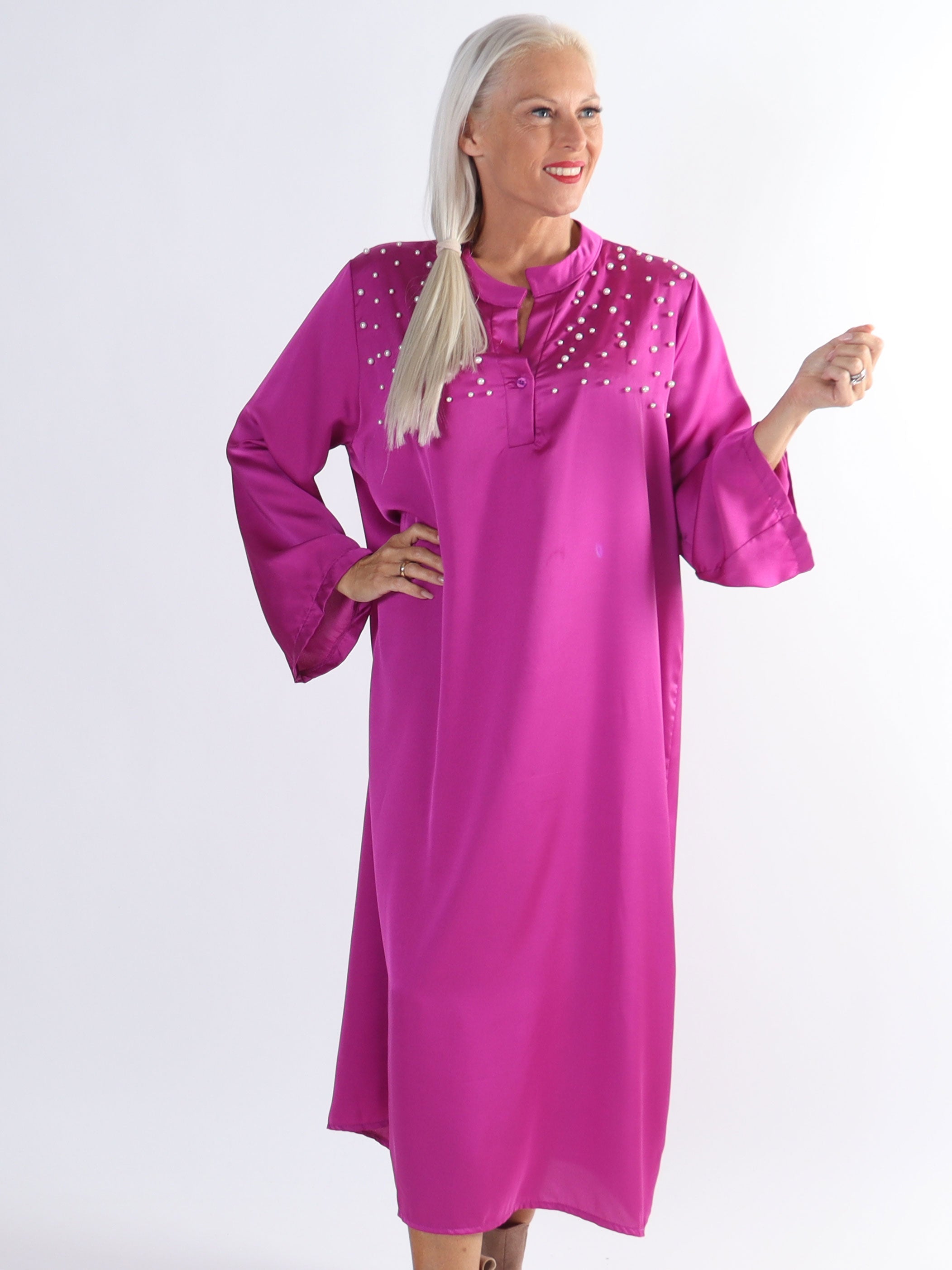 Emilia - Plus size klänning i silkelook med vita pärlor